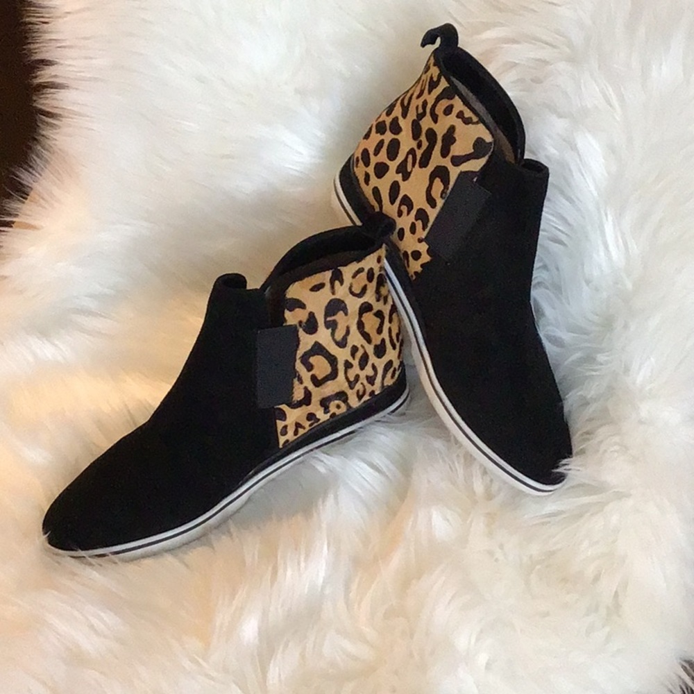 Black Suede and animal Cheetah print sneakers sz 9